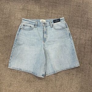 Women’s Abercrombie and Fitch mid rise jort size 31